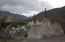 Typische Stupas - beim Königspalast in Stok